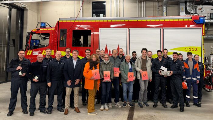 Spendenübergabe bei der Feuerwehr